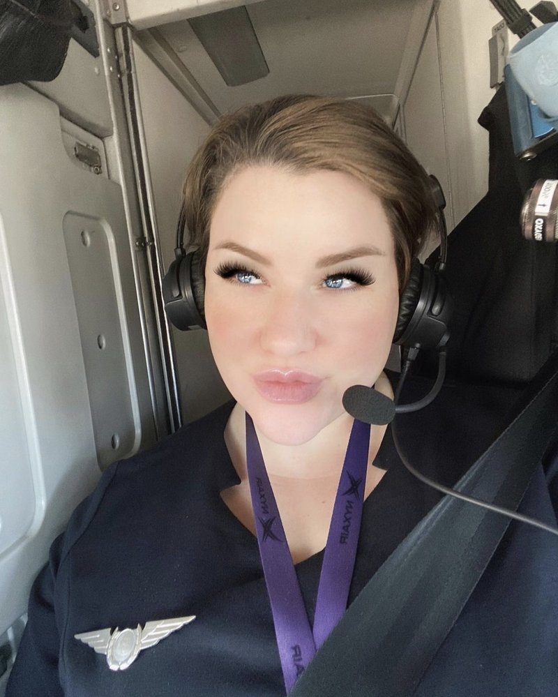 Elin Ronnydottir i ett flygplan Elin Ronnydottir i ett flygplan